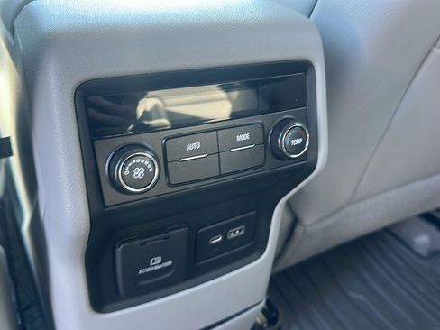 Used 2022 GMC Acadia SLT image 25