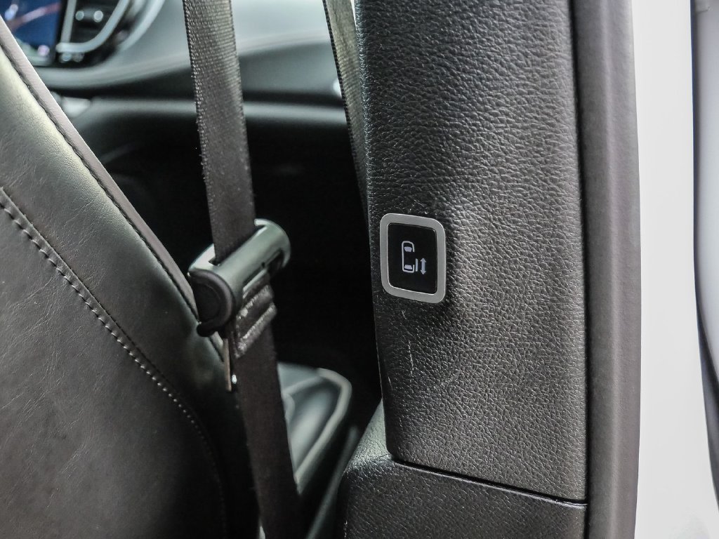 Used 2025 Chrysler Pacifica Limited FWD image 28