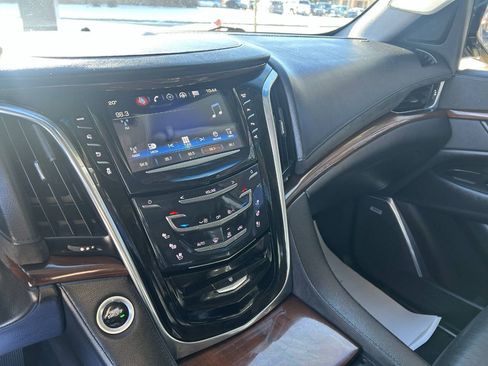 Used 2018 Cadillac Escalade Premium Luxury image 19
