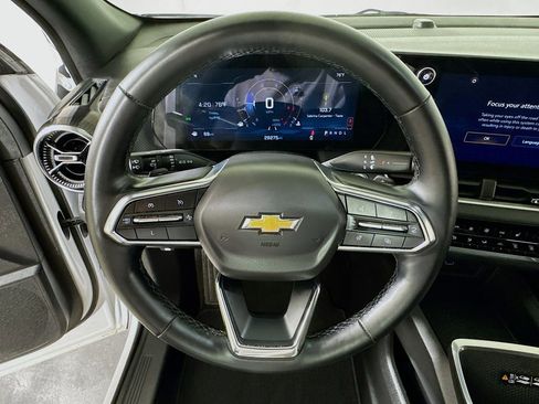 Used 2025 Chevrolet Equinox LT w/ Convenience Package II FWD image 9