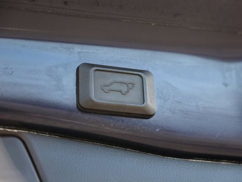 Used 2021 Toyota RAV4 XLE Premium image 12