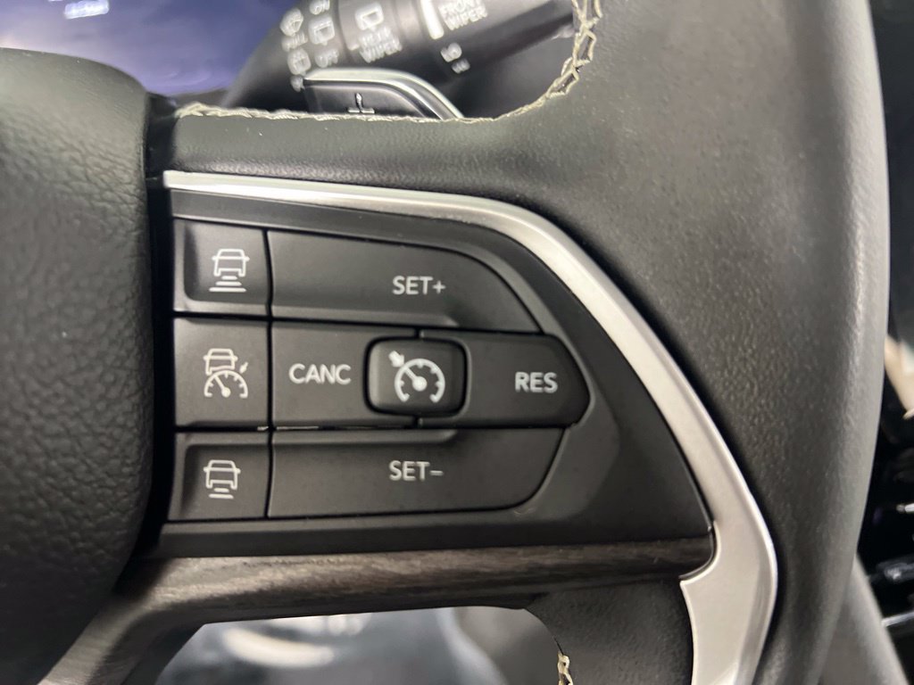 Used 2023 Jeep Grand Cherokee L Limited AWD/4WD image 24