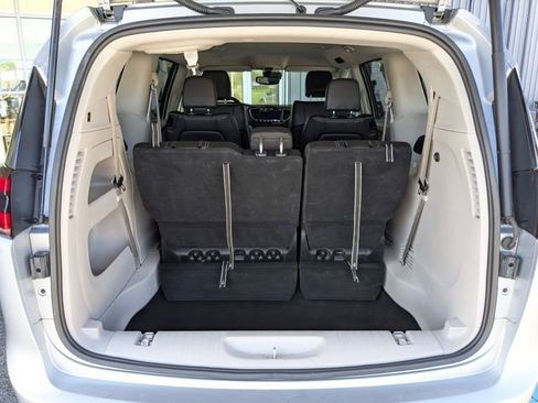 Used 2023 Chrysler Pacifica Touring-L FWD image 30