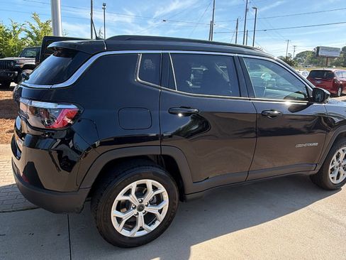 Used 2025 Jeep Compass Latitude image 8