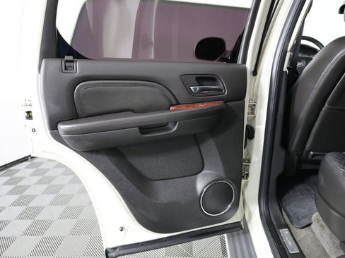 Used 2010 Cadillac Escalade Luxury AWD/4WD image 17