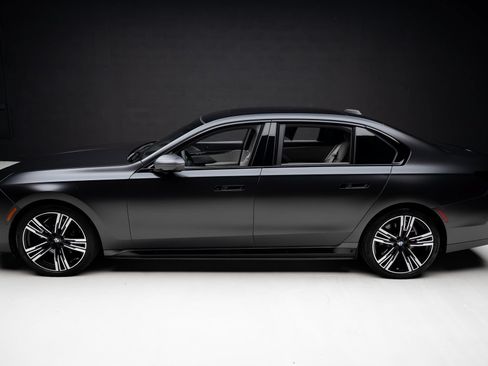 Used 2023 BMW i7 xDrive60 AWD/4WD image 16