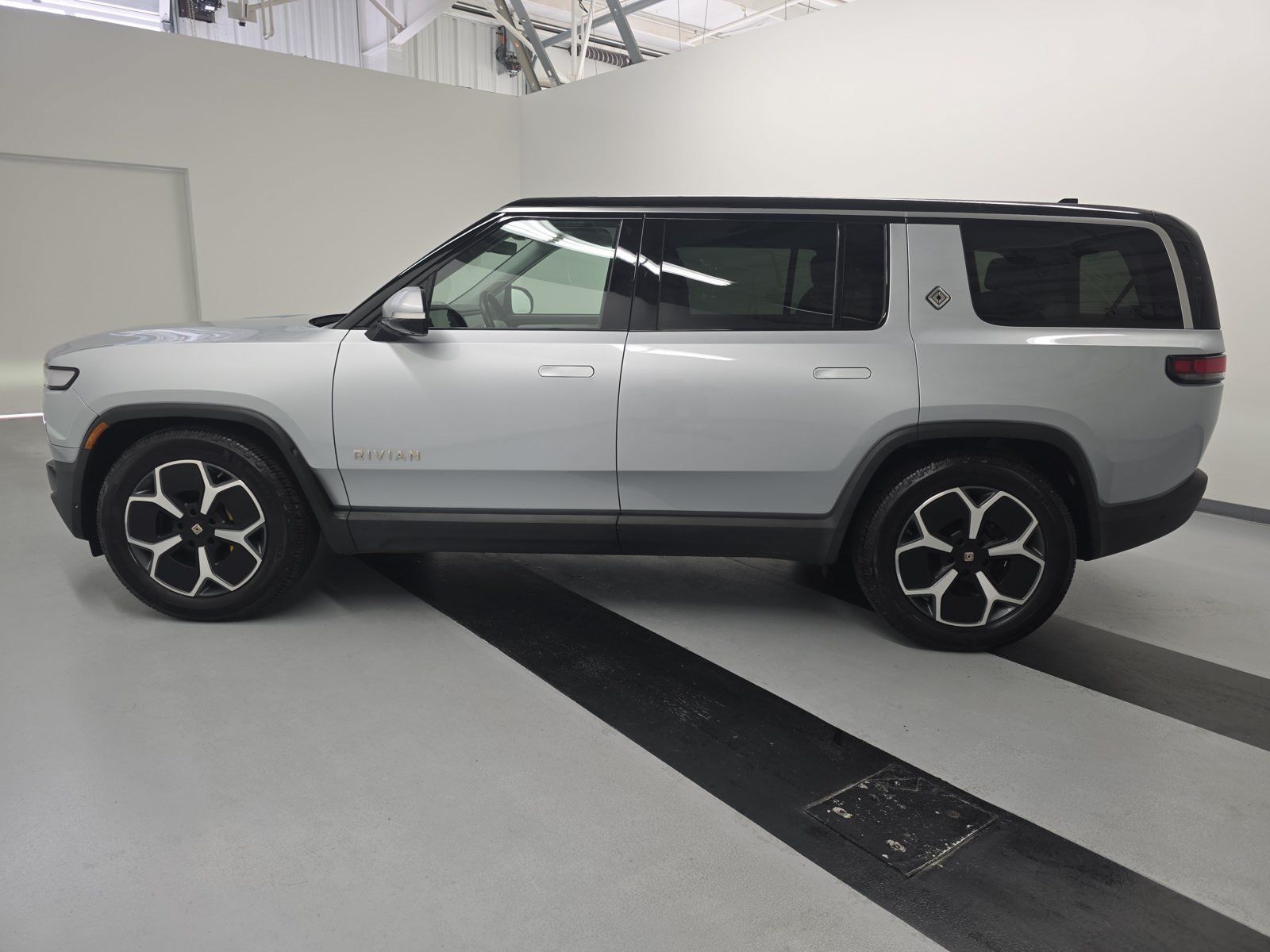 Used 2023 Rivian R1S Launch Edition Quad AWD/4WD image 2