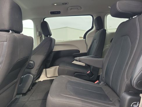 Used 2023 Chrysler Voyager LX image 14