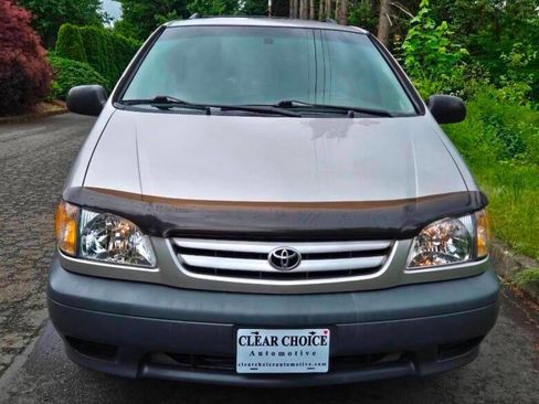 Used 2001 Toyota Sienna XLE image 9