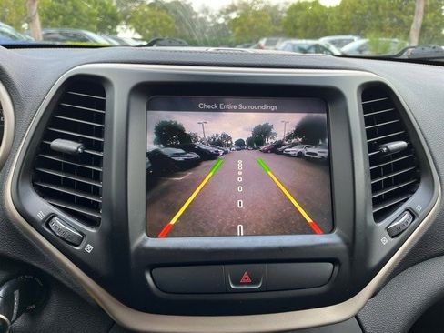 Used 2017 Jeep Cherokee Latitude image 8