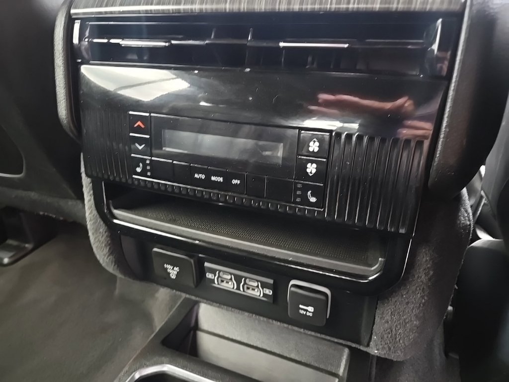 Used 2024 Jeep Wagoneer Series III AWD/4WD image 26