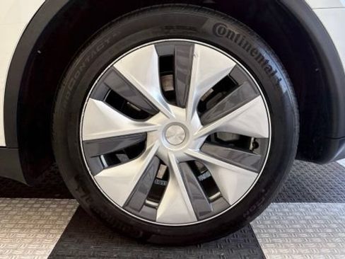 Used 2024 Tesla Model Y 2WD image 12