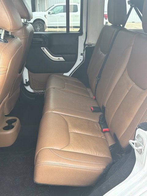 Used 2015 Jeep Wrangler Unlimited Sahara w/ Connectivity Group AWD/4WD image 15