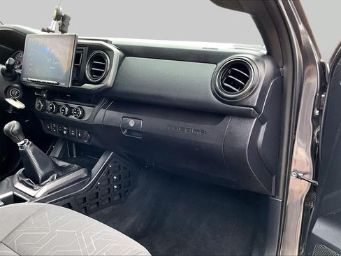 Used 2018 Toyota Tacoma TRD Off-Road w/ Technology Package AWD/4WD image 18