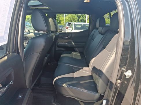 Used 2021 Toyota Tacoma TRD Sport w/ TRD Premium Sport Package AWD/4WD image 10