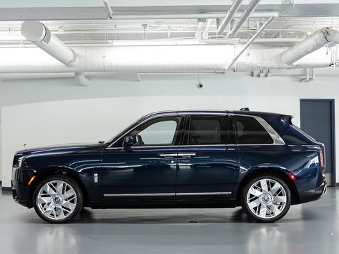 Certified 2025 Rolls-Royce Cullinan AWD/4WD image 3