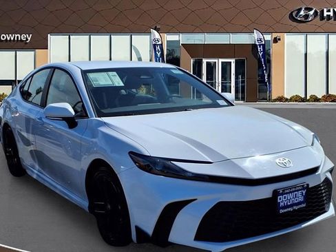 Used 2025 Toyota Camry SE FWD image 3