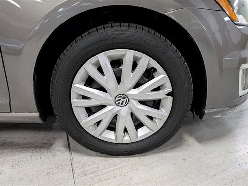 Used 2015 Volkswagen e-Golf Limited Edition image 12