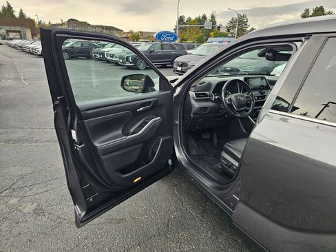 Used 2022 Toyota Highlander XLE image 22