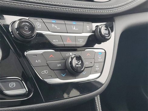 New 2026 Chrysler Pacifica Limited w/ Uconnect Theater Family Group image 30