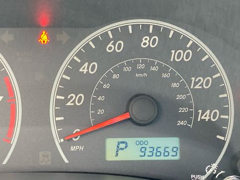 Used 2013 Toyota Corolla LE image 38