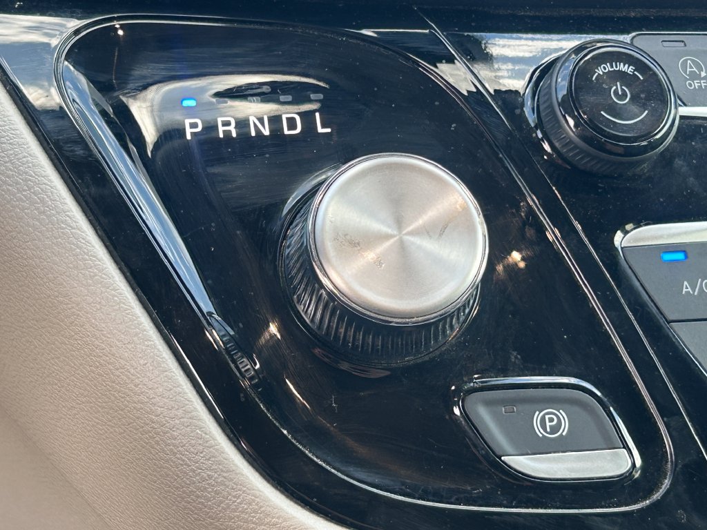 Used 2024 Chrysler Pacifica Touring-L FWD image 14