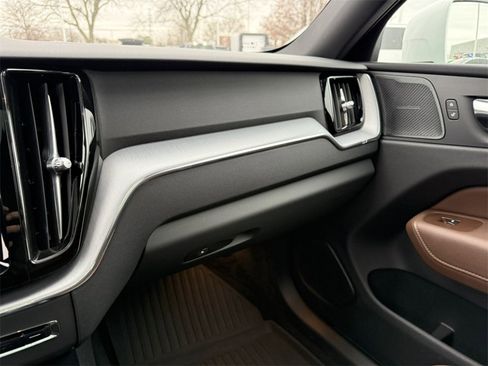 Used 2020 Volvo XC60 T6 Momentum image 26