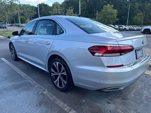 Used 2021 Volkswagen Passat 2.0T SE FWD image 11