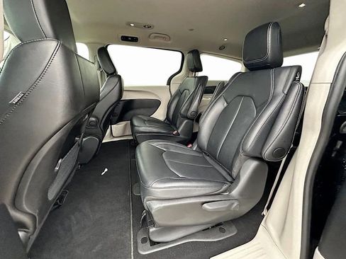 Used 2024 Chrysler Pacifica Limited FWD image 18