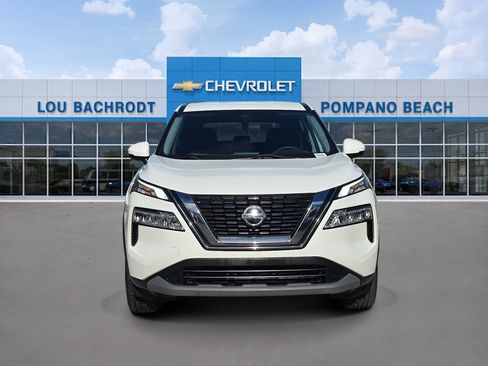 Used 2021 Nissan Rogue SV image 2