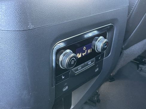 Used 2022 GMC Yukon XL Denali image 25