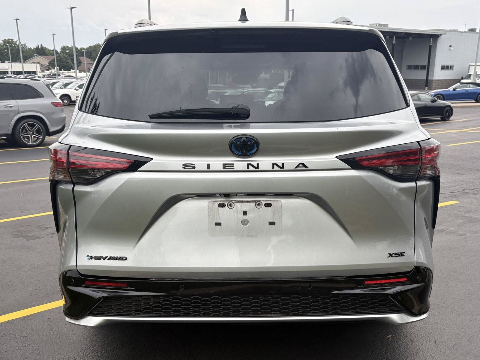 Used 2025 Toyota Sienna XSE w/ XSE Plus Package AWD/4WD image 6