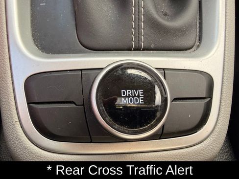 Used 2025 Hyundai Venue SEL FWD image 19