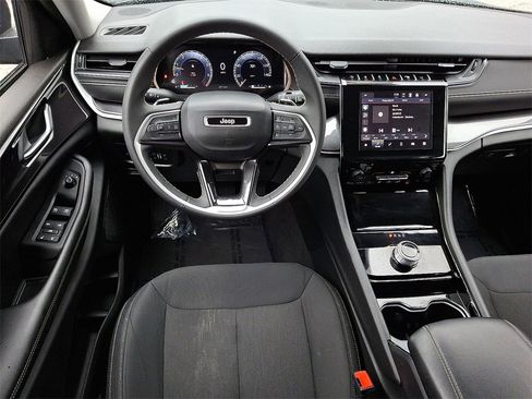 Used 2023 Jeep Grand Cherokee Laredo image 12