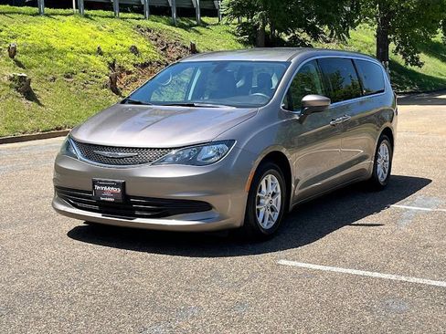 Used 2017 Chrysler Pacifica Touring FWD image 25