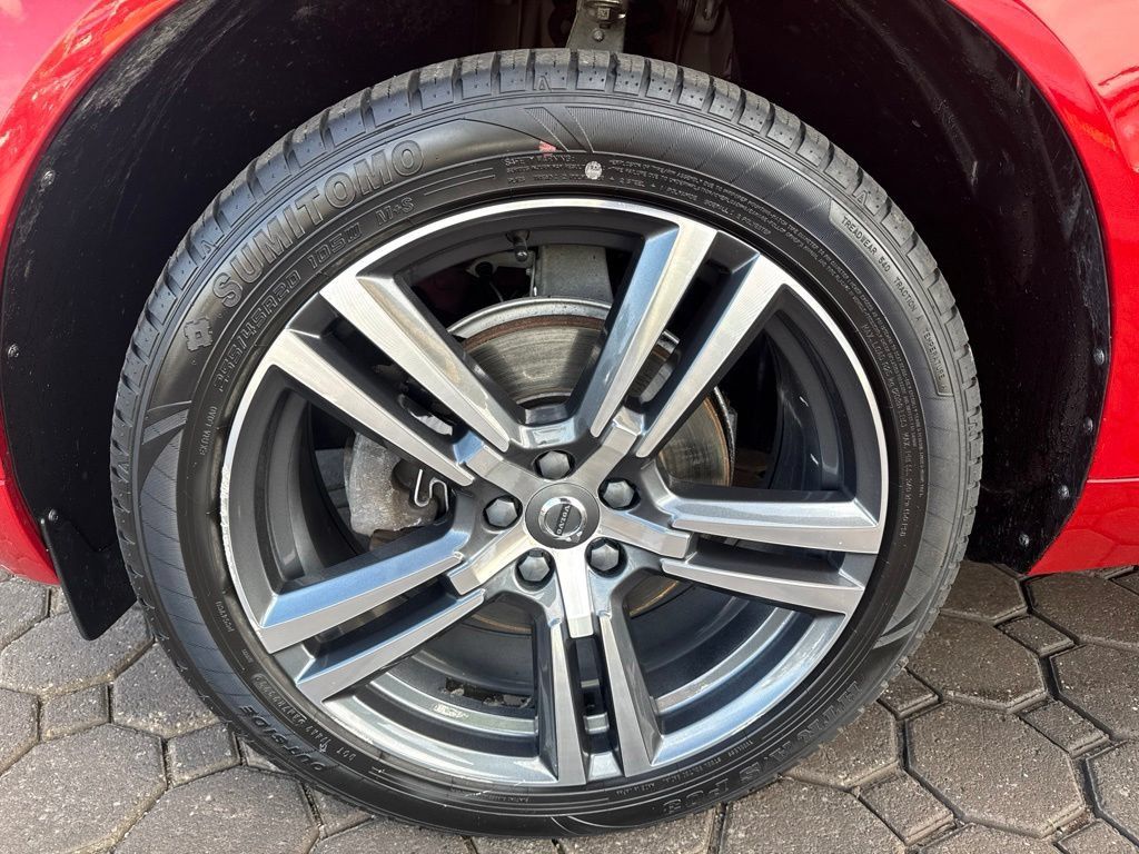 Used 2019 Volvo XC60 T5 Momentum w/ Multimedia Package AWD/4WD image 12
