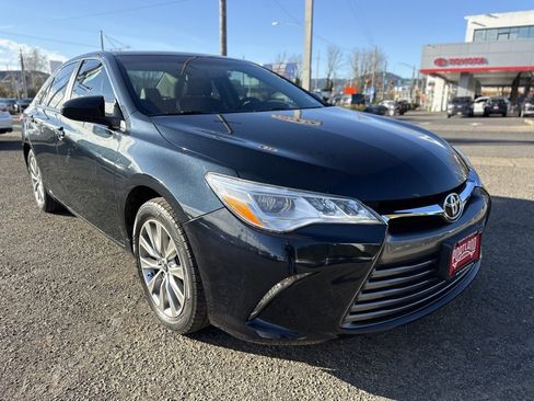 Used 2017 Toyota Camry XLE image 2