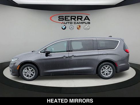 Used 2023 Chrysler Pacifica Touring-L FWD image 9