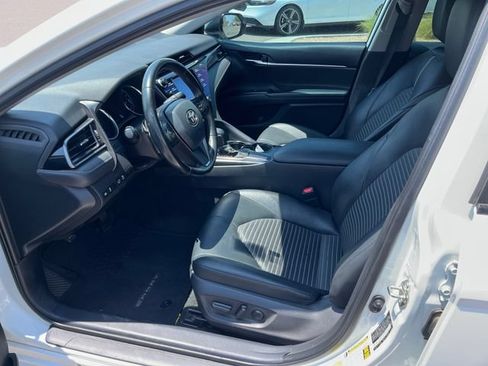 Used 2020 Toyota Camry SE w/ Carpet Mat Package FWD image 2