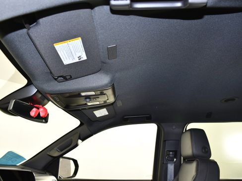 Used 2025 Chevrolet Suburban Z71 image 41