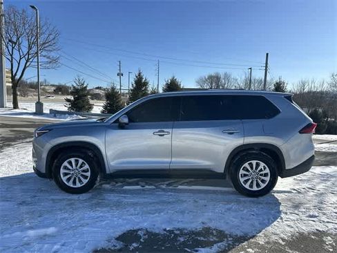 Used 2024 Toyota Grand Highlander XLE image 2
