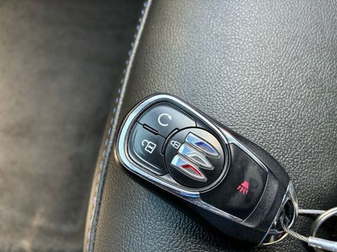 Used 2025 Buick Envista Sport Touring image 23