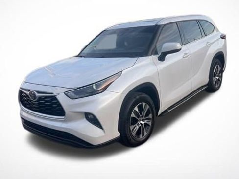 Used 2022 Toyota Highlander XLE image 1