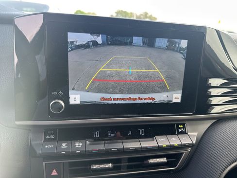 Used 2025 Toyota Camry SE w/ Convenience Package image 4