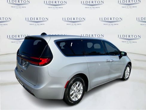 New 2026 Chrysler Pacifica Select image 5