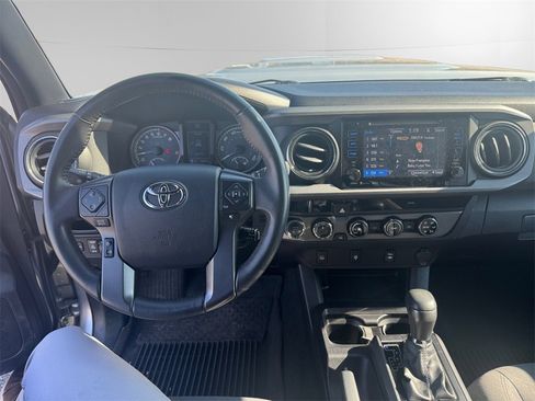 Used 2017 Toyota Tacoma TRD Sport w/ Tow Package image 10