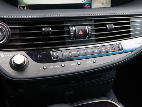 Used 2020 Lexus LS 500 w/ Interior Upgrade Package image 27