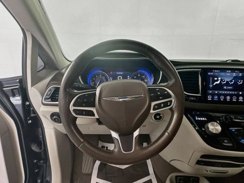 Used 2020 Chrysler Pacifica Touring-L Plus w/ Tire & Wheel Group FWD image 11