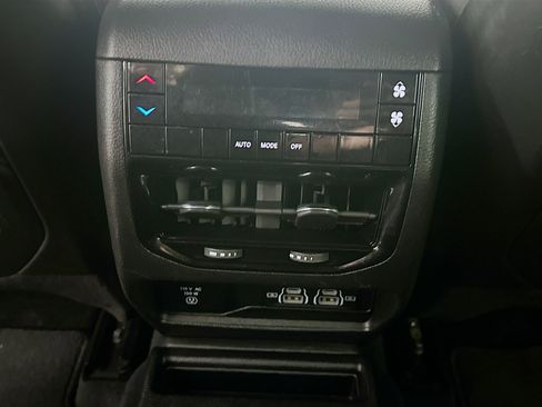 Used 2023 Jeep Grand Cherokee L Laredo image 28