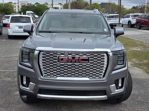 Used 2021 GMC Yukon XL Denali w/ Denali Premium Package image 3